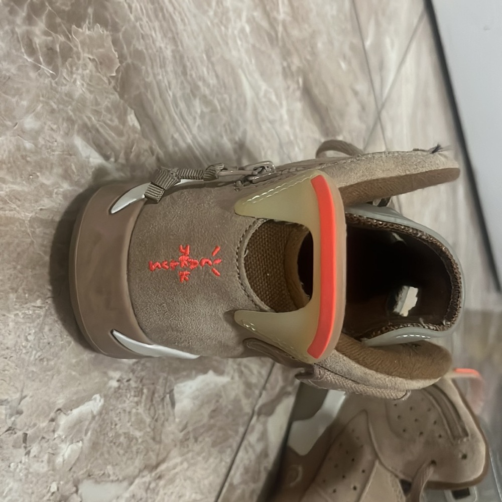 Travis Scott x Jordan 6 Retro - Picture 4 of 5